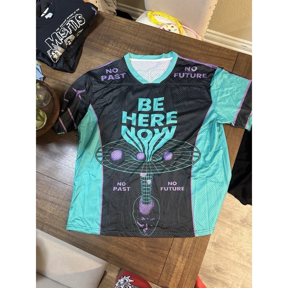 Men's Mesh V-Neck Jersey T-Shirt L Black/Teal/Purple "BE HERE NOW" Graphic